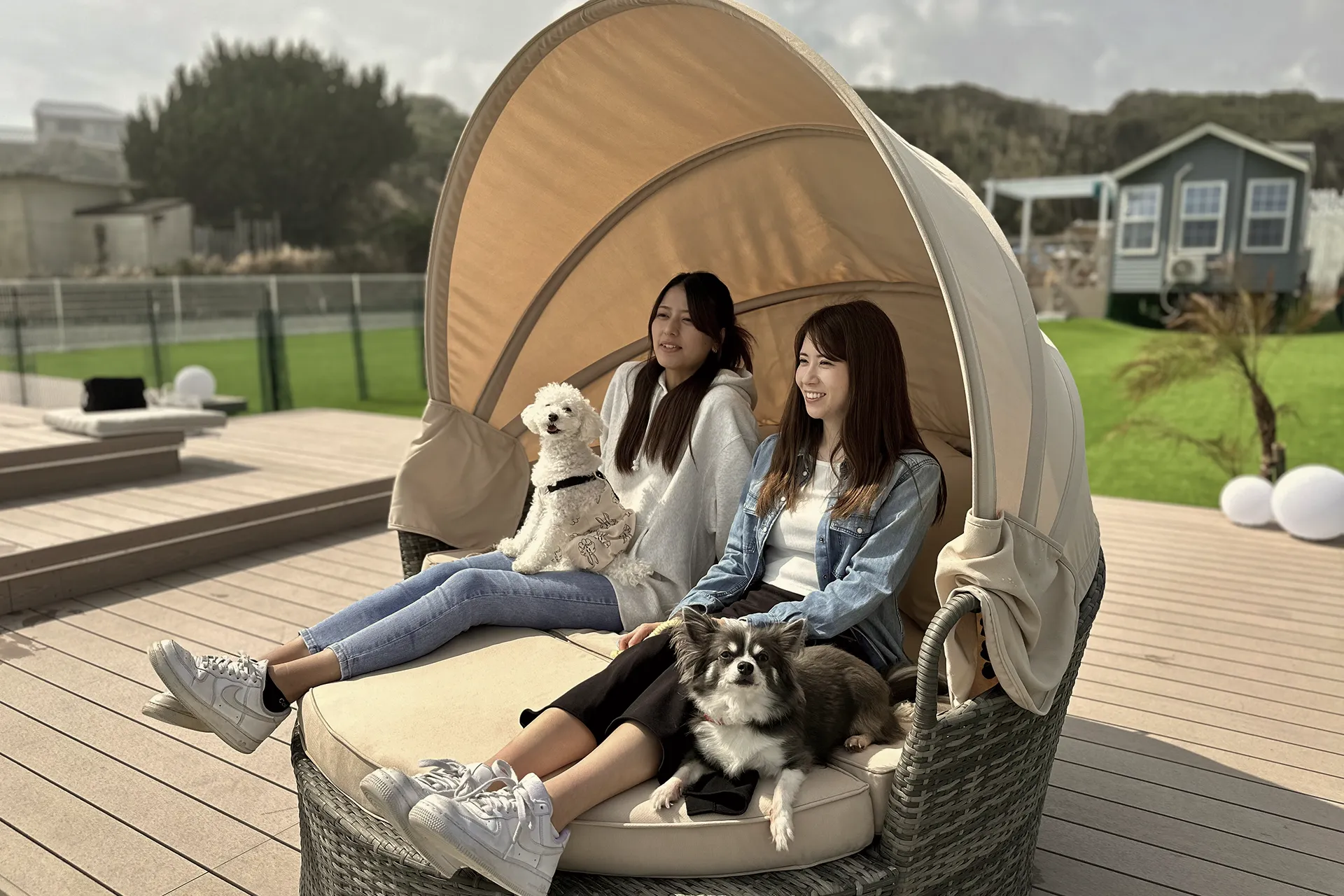 デッキでくつろぐ家族